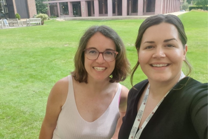 Selfie of Emma Fromberg and Tanja Collavo with Homerton College in the background